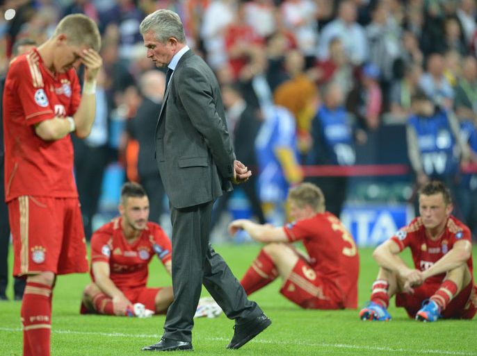 epa03226528 Bayern Munich's head coach Jupp Heynckes (C) and player Bastian Schweinsteiger (foreground) react after the UEFA Champions League soccer final between FC Bayern Munich and FC Chelsea in Munich, Germany, 19 May 2012. Chelsea won 4-3 on penalty shootout. EPA/MARCUS BRANDT