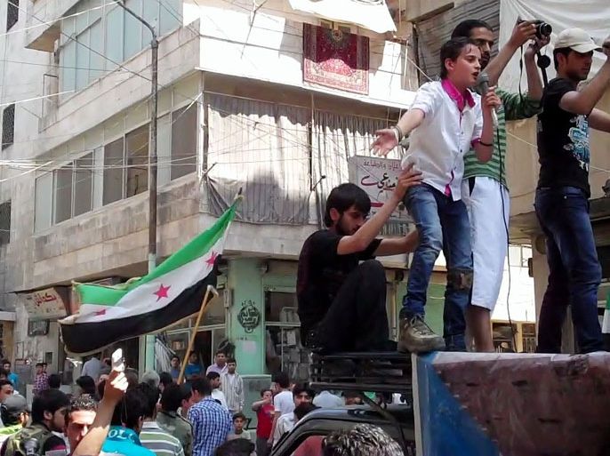 عبد الرحمن ينشد : القاشوش أصبح صفة ملازمة للمظاهرات في (المناطق المحررة) بسوريا