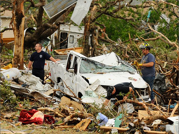 epa03703698 Rescue workers look through debris as seven people are still missing and six people are confirmed dead after a tornado touched down in the Rancho Brazos subdivision in Granbury, Texas, USA 16 May 2013. EPA/RALPH LAUER