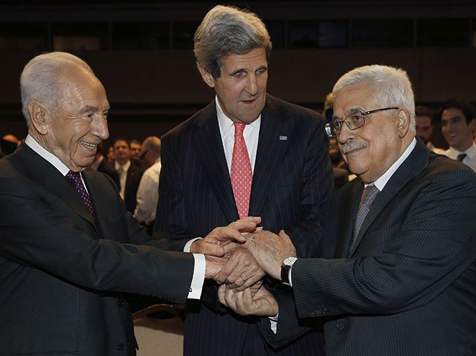 U.S. Secretary of State John Kerry (C) shakes hands with Israeli President Shimon Peres (L) and Palestinian President Mahmud Abbas at the World Economic Forum on the Middle East and North Africa at the King Hussein Convention Centre, at the Dead Sea, on May 26, 2013. AFP PHOTO/JIM YOUNG-POOL