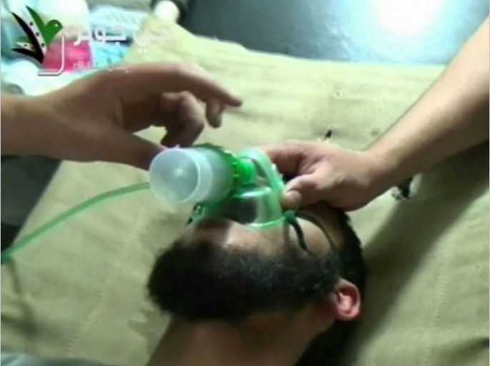 قتلى وعشرات الجرحى في إطلاق غازات خانقة على أحياء في دمشق وريفها.