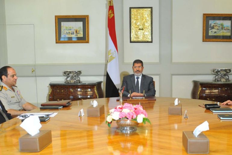 Cairo, -, EGYPT : A handout picture released by the Egyptian presidency shows Egyptian President Mohamed Morsi meeting with Defence Minister Abdel Fattah al-Sisi (2ndL), chief of intelligence General Rafat Shehata and Interior Minister Mohammed Ibrahim(R) in the presidential palace in Cairo on May 16, 2013