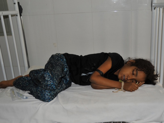 ‪فاطمة ذات الثمانية أعوام جاءت من وسط البلاد لمستشفى الأمومة بنواكشوط‬ (الجزيرة)