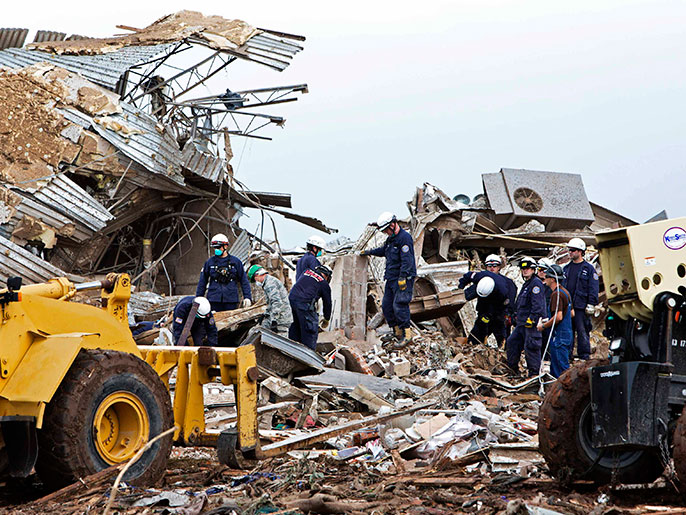 ‪تم انتشال أكثر من مائة ناج من تحت أنقاض الركام الذي تسبب به الإعصار‬ (رويترز)