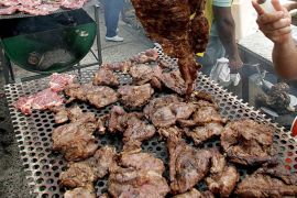 epa00562712 A group of Brazilians participate in a huge barbecue in Sao Paulo, Thursday, 27 October 2005. The organisers wanted to prove the good quality of the Brazilian meat, which has been banned from several markets due to the emergence of foot and mouth disease cases in some of the country's farms. EPA/CAETANO BARREIRA