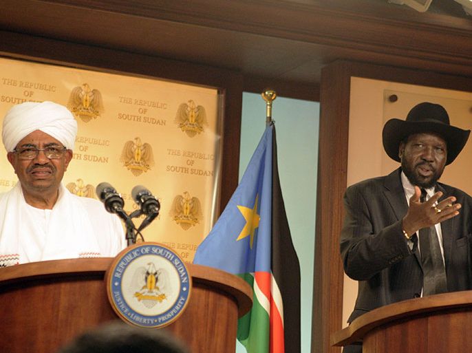 epa03659854 Sudan's President Omar Hassan al-Bashir (L) and his South Sudan counterpart Salva Kiir (R), during a joint press conference at the state house in Juba, South Sudan, 12 April 2013. It is the first visit of Bashir to South Sudan after the country divided itself in two in 2011. EPA/PHILIP DHIL