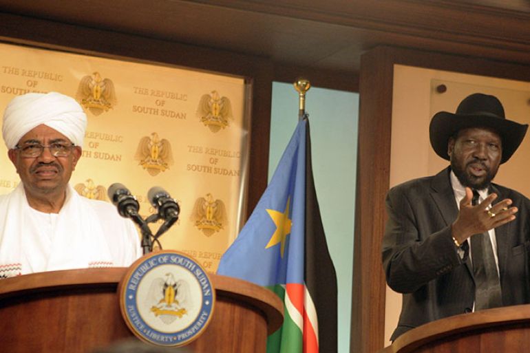 epa03659854 Sudan's President Omar Hassan al-Bashir (L) and his South Sudan counterpart Salva Kiir (R), during a joint press conference at the state house in Juba, South Sudan, 12 April 2013. It is the first visit of Bashir to South Sudan after the country divided itself in two in 2011. EPA/PHILIP DHIL