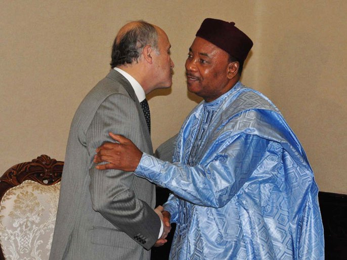 Niamey, -, NIGER : Niger President Mahamadou Issoufou (R) greets French Foreign Minister Laurent Fabius (L) on May 28, 2013 at the presidential palace in Niamey. Fabius called for a common front with Libya and its neighbors to fight "terrorist groups" following the May 23 attacks in Niger. AFP PHOTO / STR