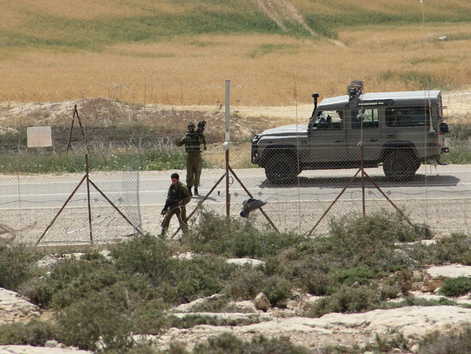 جنود الاحتلال عند إحدى فتحات الجدار التي يستخدمها الفلسطينيون للمرور إلى إسرائيل بحثا عن عمل (الجزيرة)