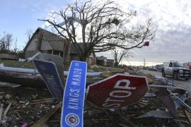 epa03711050 A street and stop sign rest on the ground amongst debris the day after a killer tornado hit in Moore, Oklahoma, USA 21 May 2013. The storm, estimated to contain winds up to 200 miles per hour (322 Kmh), flattened homes and schools, killed dozens of people and injured many others 20 May 2013. EPA/ED ZURGA