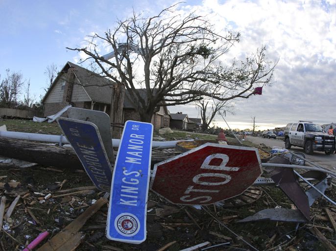epa03711050 A street and stop sign rest on the ground amongst debris the day after a killer tornado hit in Moore, Oklahoma, USA 21 May 2013. The storm, estimated to contain winds up to 200 miles per hour (322 Kmh), flattened homes and schools, killed dozens of people and injured many others 20 May 2013. EPA/ED ZURGA