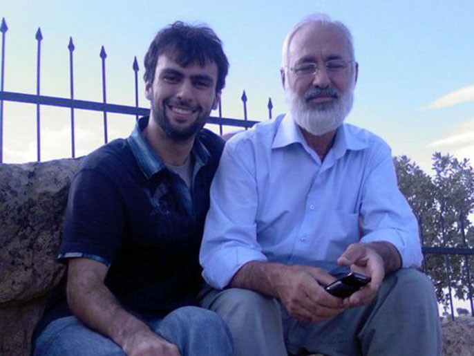 إسماعيل بيلغان مع والده (الجزيرة نت)