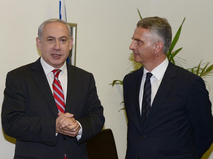 A photograph supplied by the Israeli Government Press Office shows visiting Swiss Foreign Minister Didier Burkhalter in Tel Aviv meeting with Israeli Prime Minister, Benjamin Netanyahu (L), inTel Aviv, Israel, 02 May 2013. EPA/MOSHE MILNER/ ISRAELI GOVERNMENT PRESS OFFICE /HANDOUT ISRAELI SUBS MUST CREDIT GPO HANDOUT EDITORIAL USE ONLY/NO SALES