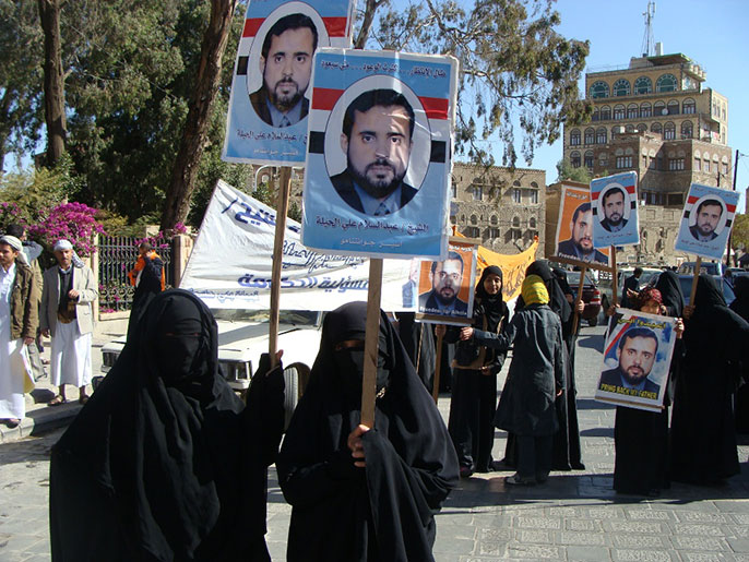 نساء يطالبن بإطلاق المعتقل عبد السلام الحيلة (الجزيرة)