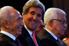 U.S. Secretary of State John Kerry (C) is joined by Israeli President Shimon Peres (L) and Palestinian President Mahmoud Abbas at the World Economic Forum on the Middle East and North Africa at the King Hussein Convention Centre, at the Dead Sea May 26, 2013. REUTERS/Jim Young (JORDAN - Tags: POLITICS BUSINESS)