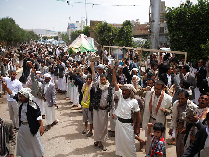 ‪أنصار الحوثي يهتفون في ساحة التغيير‬ (رويترز)