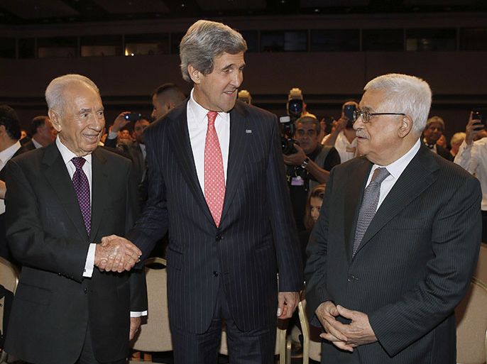 U.S. Secretary of State John Kerry (C) is joined by Israeli President Shimon Peres (L) and Palestinian President Mahmud Abbas at the World Economic Forum on the Middle East and North Africa at the King Hussein Convention Centre, at the Dead Sea, on May 26, 2013. AFP PHOTO/JIM YOUNG-POOL