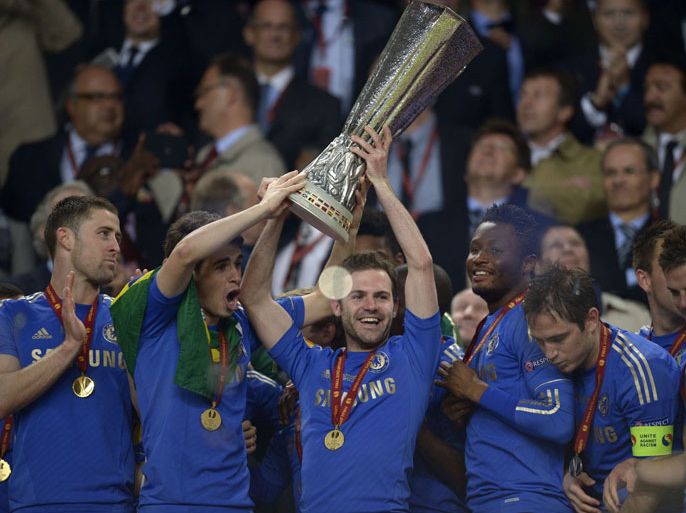 Chelsea's Spanish defender Cesar Azpilicueta (2nd L) and Chelsea's Spanish striker Juan Mata (C) hold up the trophy after the UEFA Europa League final football match between Benfica and Chelsea on May 15, 2013 at Amsterdam ArenA in Amsterdam. Chelsea won the game 2-1. AFP PHOTO / ADRIAN DENNIS
