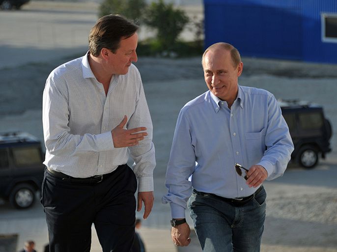 Britain's Prime Minister David Cameron (L) speaks to Russian President Vladimir Putin during a visit to the 2014 Winter Olympic venues after their meeting at the Bocharov Ruchei state residence in Sochi on May 10, 2013. Britain and Russia on May 10 sought to forge a joint approach to the crisis in Syria, as US Secretary of State John Kerry said there was "strong evidence" Damascus had used chemical weapons against rebels. AFP PHOTO / RIA NOVOSTI / PRESDIENTIAL PRESS SERVICE / ALEXEY NIKOLSKY