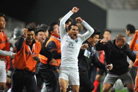 Members of Buriram United celebrate as they became the first Thai team to reach the AFC Champions League last 16 after drawing 2-2 with South Korea's FC Seoul in Seoul on May 1, 2013. AFP PHOTO / KIM JAE-HWAN