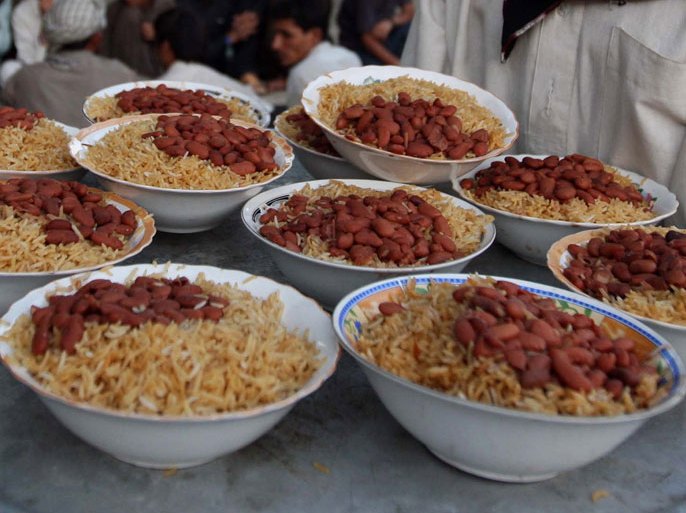 epa01837489 Afghan men have a meal of beans and rice at the time of breaking the Fast, during the Muslims holy fasting month of Ramadan, in Kabul Afghanistan on 26 August 2009. Muslims all over the world are observing the holy month of Ramadan which prohibits food, drinks, smoke and sex from dawn to dusk. EPA/STR