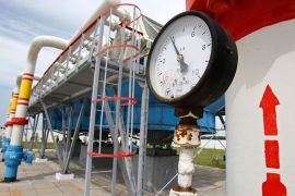 A pressure gauge is seen at an underground gas storage facility in the village of Mryn, 120 km (75 miles) north of Kiev May 21, 2013. Ukraine's government asked parliament in April to lift a ban on the privatization of gas pipelines that pump Russian gas to Europe, which could allow Kiev to sell or lease them to Moscow in return for cheaper gas supplies. REUTERS/Gleb Garanich (UKRAINE - Tags: POLITICS ENERGY BUSINESS)