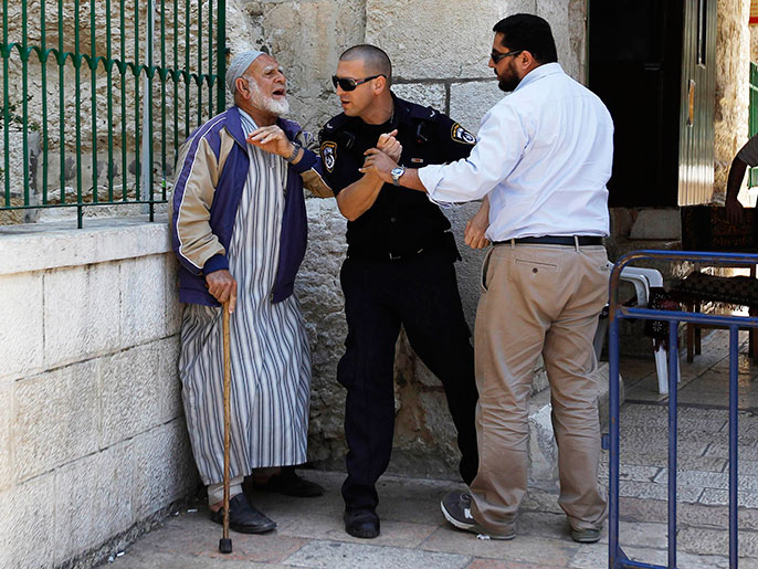 قوات الاحتلال الإسرائيلي اعتدت على المصلين بالأقصى واعتقلت ثلاثة منهم (رويترز)