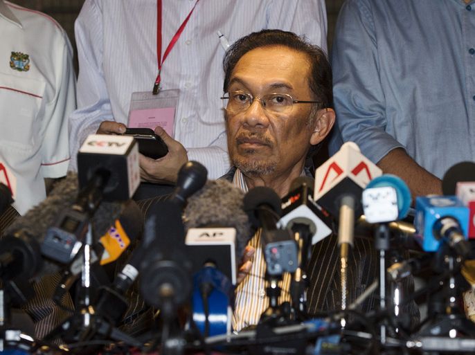 Malaysian opposition leader Anwar Ibrahim pauses during a press conference in Kuala Lumpur, Malaysia, 06 May 2013. Malaysian election commission has announced ruling party National Front has won a simple majority of parliament