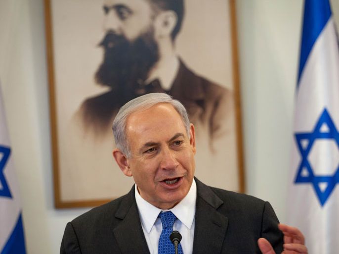 epa03688119 Israeli Prime Minister Benjamin Netanyahu speaks at the weekly cabinet meeting at the Herzl Museum, in Jerusalem, Israel, 05 May 2013. EPA/Emil Salman / POOL