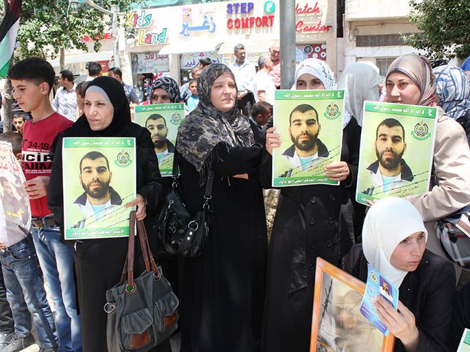 متضامنون مع الأسرى المضربين خلال اعتصام نظم اليوم بمدينة الخليل