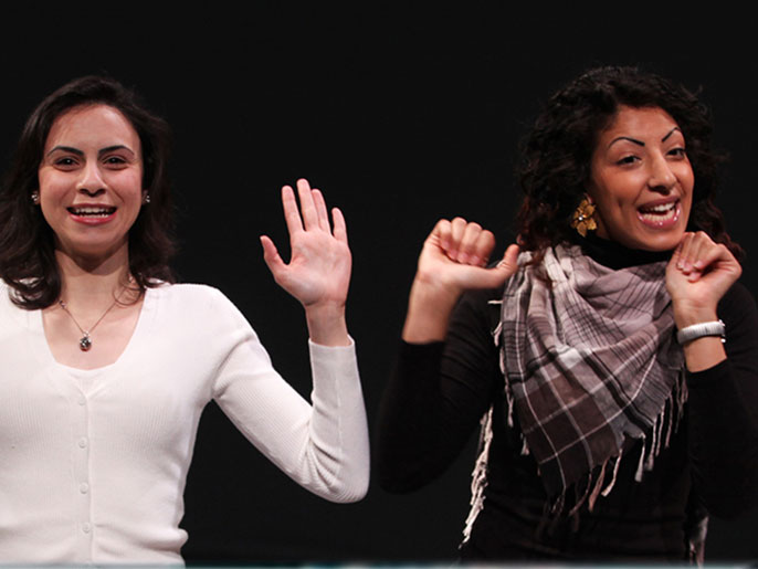 الممثلتان ياسمين همار (يمين) وشادن سليم في لقطة من المسرحية (الجزيرة نت)