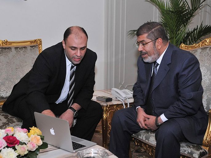 Egyptian President Mohamed Mursi (R) meets with Investment Minister Yehya Hamed at El-Thadiya presidential palace in Cairo May 13, 2013. Picture taken May 13, 2013. REUTERS/Egyptian Presidency/Handout (EGYPT - Tags: POLITICS) ATTENTION EDITORS - THIS IMAGE WAS PROVIDED BY A THIRD PARTY. FOR EDITORIAL USE ONLY. NOT FOR SALE FOR MARKETING OR ADVERTISING CAMPAIGNS. NO SALES. NO ARCHIVES. THIS PICTURE IS DISTRIBUTED EXACTLY AS RECEIVED BY REUTERS, AS A SERVICE TO CLIENTS