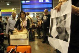 epa03756863 Journalists show a picture of the former contractor for the US National Security Agency Edward Snowden to passengers who travelled on Aeroflot flight SU213 from Hong Kong, as they try to find Snowden in Sheremetyevo airport in Moscow, Russia, 23 June 2013. US whistleblower Edward Snowden has landed in Moscow, the Wikileaks anti-secrecy group and the Interfax news agency reported on 23 June 2013. Wikileaks said Snowden was travelling 'to a third country' and that he was accompanied by diplomats. It was unclear if he would wait in the airport's transit zone. EPA/IGOR KHARITONOV