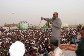Sudanese President Omar al-Bashir speaks to a crowd of people in north Khartoum, on June 8, 2013. Bashir ordered a halt to the flow of oil from South Sudan, less than two months after southern crude began moving again, official radio said