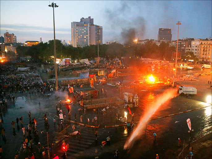 المحتجون يفرون من ميدان تقسيمإثر اجتياح رجال الشرطة له (رويترز)