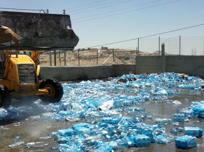 إتلاف السلطات الفلسطينية مياهاً معدنية ملوثة جاءت من اسرائيل