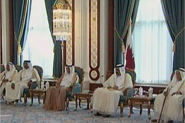 أمير قطر يلتقي الأسرة الحاكمة وأهل الحل والعقد في قطر