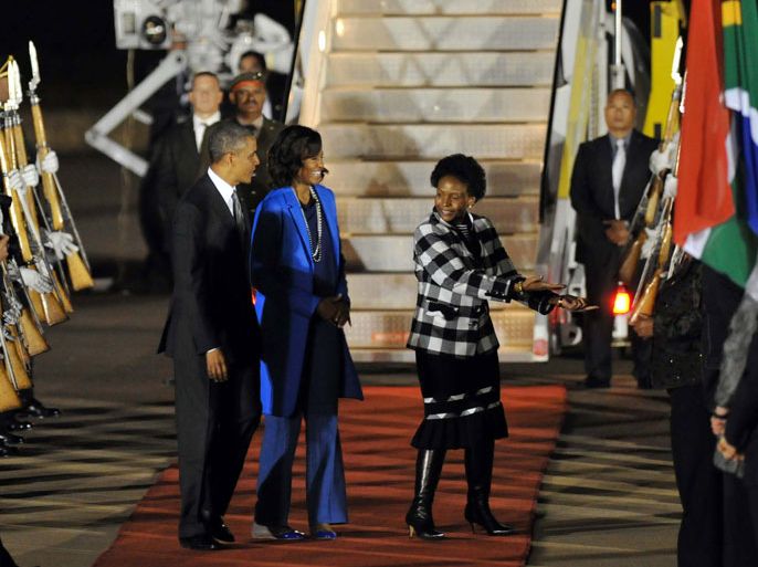 epa03765428 A handout photo provided by the Department Government Communication and Information System of the Republic of South Africa (GCIS) on 28 June 2013 shows US President Barack Obama (L) and First Lady Michelle Obama (2-L) being welcomed by South Africa's Minister of International Relations and Cooperation Maite Knoana-Mashabane (C) upon their arrival at Waterkloof Airforce Base on the second leg of their three nation African official trip, Pretoria, South Africa, 28 June 2013. Obama was greeted by a guard of honour for his first visit to South Africa as president. He will visit Soweto and then carry on to Cape Town before departing for Tanzania on 30 June. EPA/KATLHOLO MAIFADI / GCIS / handout HANDOUT EDITORIAL US