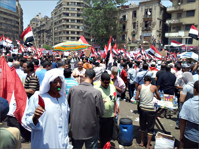 ‪مؤيدو الجيش يتوافدون على ميدان التحرير للتظاهر تأييدا لخارطة الطريق‬ مؤيدو الجيش يتوافدون على ميدان التحرير للتظاهر تأييدا لخارطة الطريق (الجزيرة)