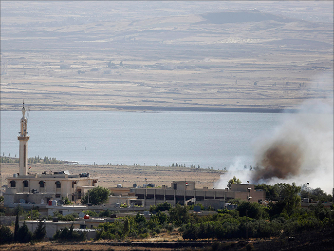 ‪آثار القصف في اشتباكات بين الثوار وقوات النظام في قرية سورية بالجولان‬ (رويترز)