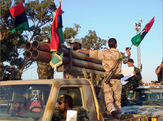 من عروض سابقة للثوارفي بنغازي،والتعليق كالتالي : تباين آراء الدولة حول شرعية قوات " درع ليبيا " ( الجزيرة نت- أرشيف)