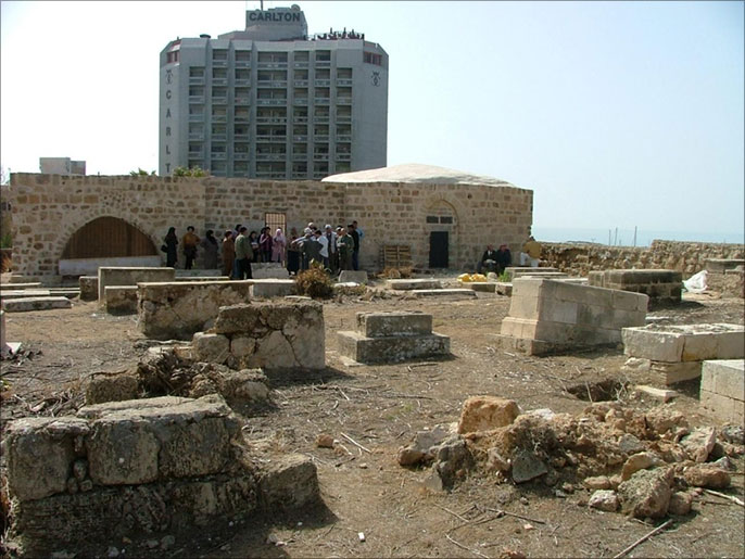 ‪‬ على قبور مقبرة عبد النبي التاريخية تبنى فنادق ومؤسسات إسرائيلية(الجزيرة)