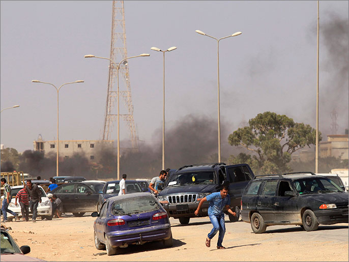 ‪صورة من هجوم سابق على مقر للجيش ببنغازي‬ (رويترز)
