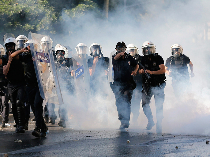العفو الدولية انتقدت استخدام الغاز المدمع لمواجهة المحتجين (رويترز)