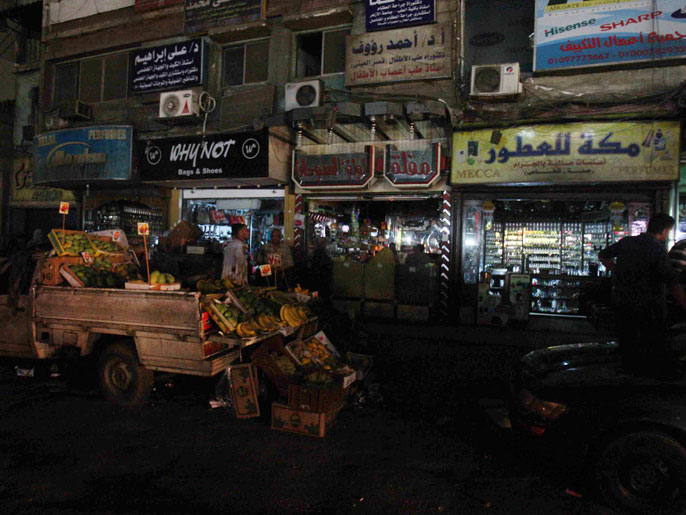 انقطاع الكهرباء أثر سلبا على حياة الناس بمناطق عديدة في مصر (الجزيرة)