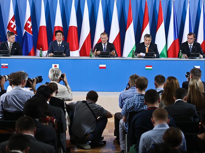 epa03747449 (L-R) Slovakian Prime Minister Robert Fico, Japanese Prime Minister Shinzo Abe, Polish Prime Minister Donald Tusk, Hungarian Prime Minister Viktor Orban and Czech's Prime Minister Petr Necas attend a press conference after Visegrad Group and Japan meeting at the Royal Castle in Warsaw, Poland, 16 June 2013. The meeting focused on EU-Japan relations, the economic situation in Europe and regional and international issues. EPA/RAFAL GUZ POLAND OUT