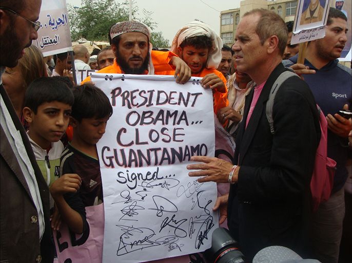 ناشط أمريكي وقع على عريضة تطالب الرئيس اوباما بإغلاق غوانتانامو