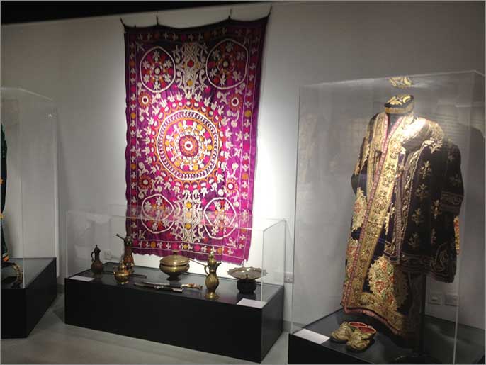 الملابس والأشياء التقليدية تحضر في المعرض وتحمل معها أساطير العهود القديمة (الجزيرة نت)