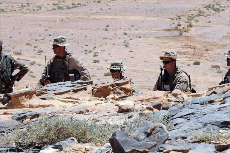 جنود امريكان واردنيين يديريون جزء منعملية التدريب الميداني1