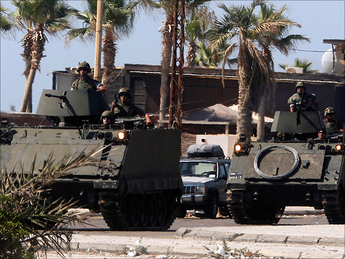 ‪‬ الجيش اللبناني أثناء مداهمة مقر الأسير(رويترز)